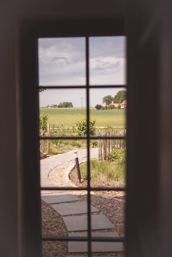 Blick aus dem Fenster auf die Felder